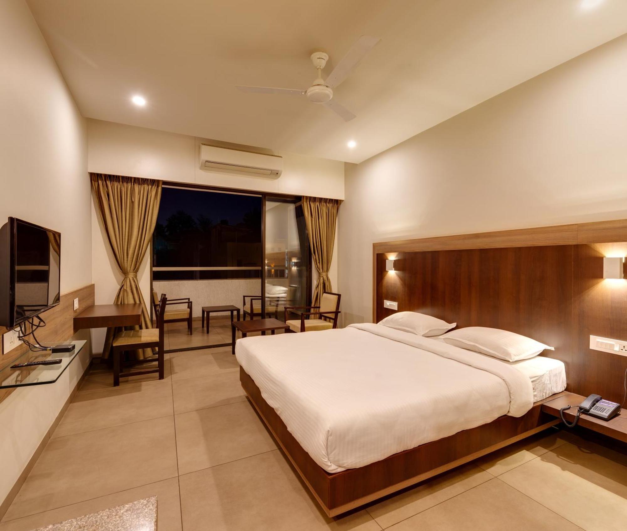 Hotel Classic Mid Town, Kolhapur Exterior foto