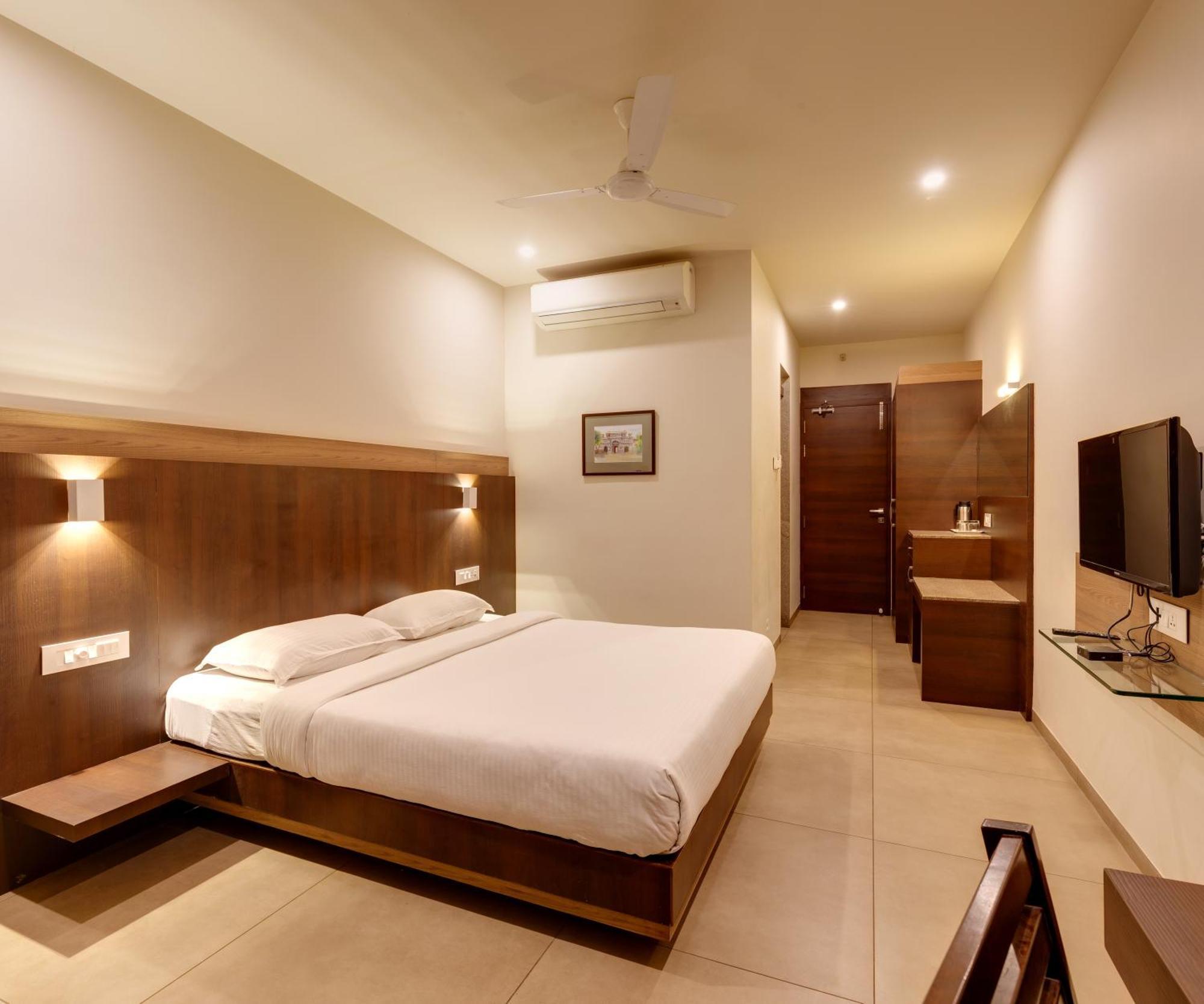 Hotel Classic Mid Town, Kolhapur Exterior foto